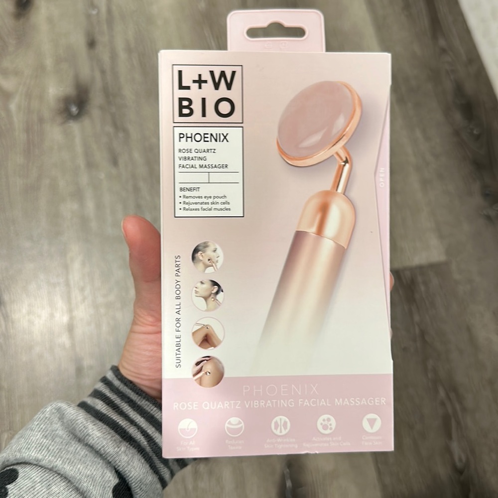 LUXE & WILLOW
PHOENIX Rose Quartz Stone Vibrating Facial Massager